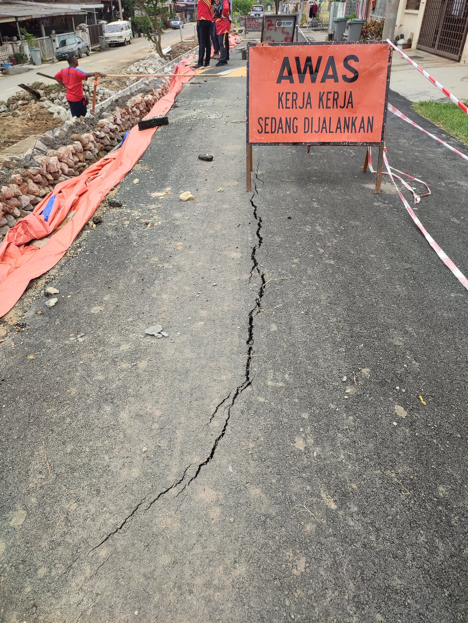 NS马口:沟渠施工期间泥土崩塌，当局目前在益美24路赶建挡泥墙