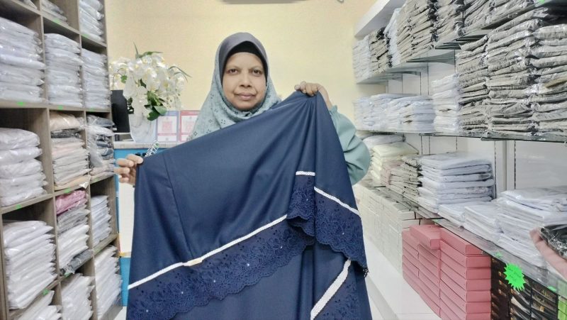 RM40本钱起家 现月入3万 女企业聘27员工缝头巾批发