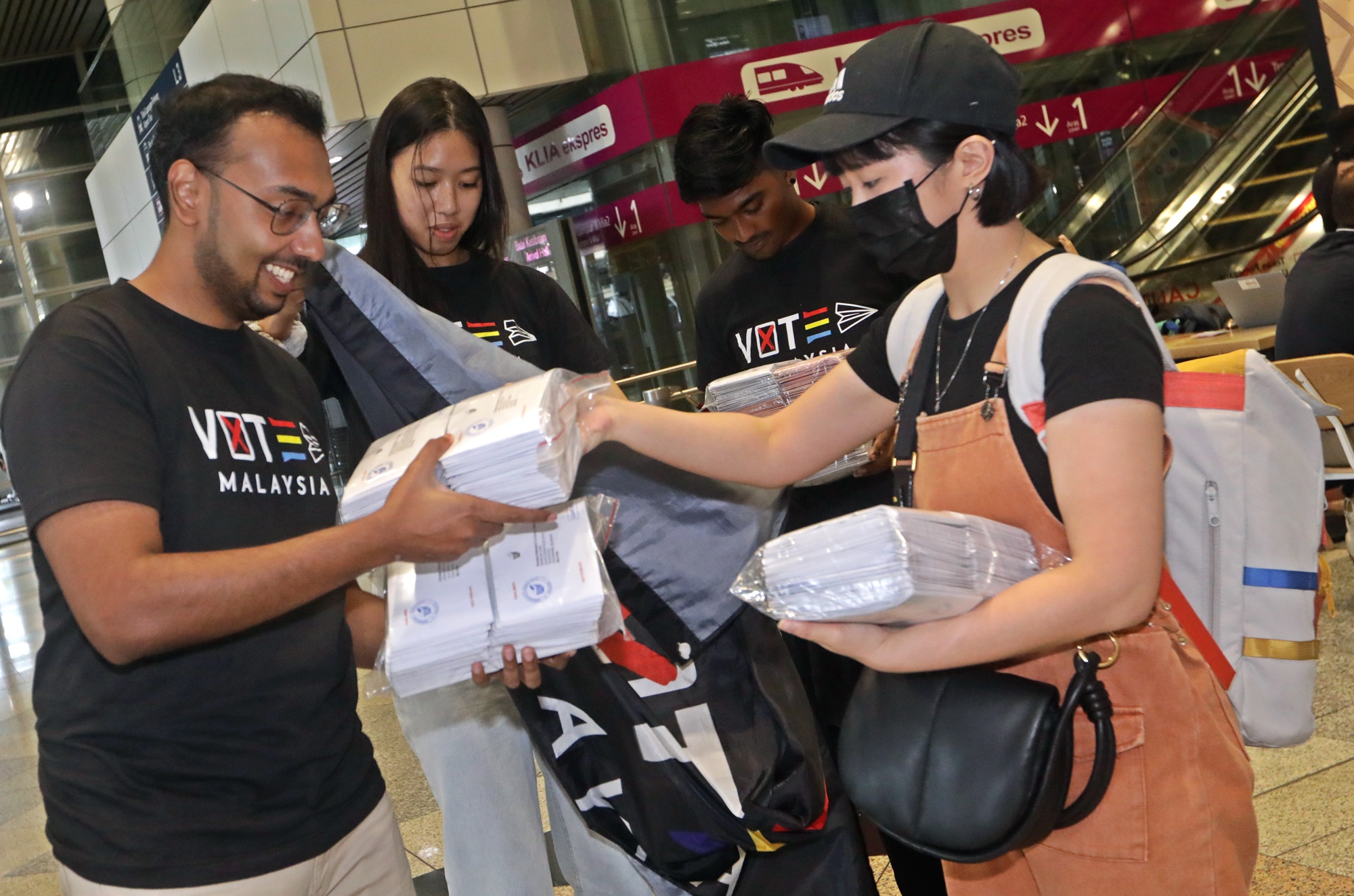 VoteMalaysia机场接收邮寄选票 2天收至少5000份。