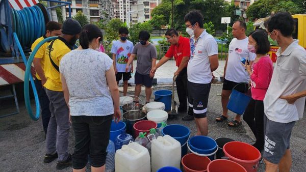 峇央峇鲁水供受影响 槟岛市政厅出动水罐车派水