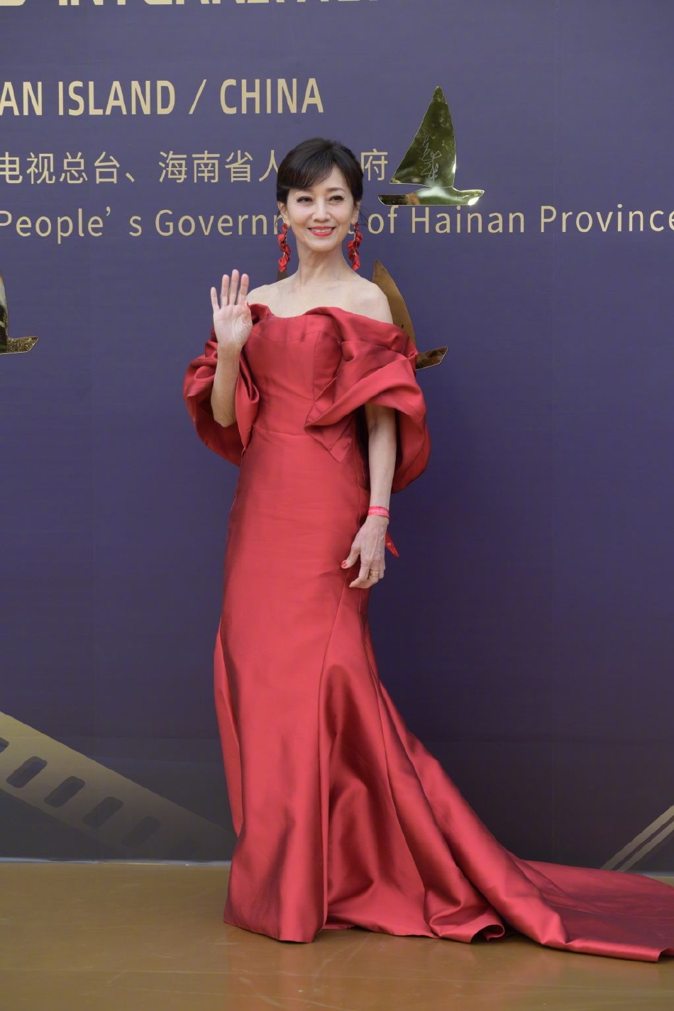 69-year-old Zhao Yazhi reveals sexy clavicle and perfect figure Netizens are dumbfounded