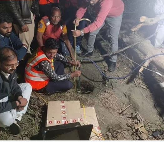 8岁童坠122公尺废井「卡20多小时无反应」　挖土机开挖绝命抢救中   