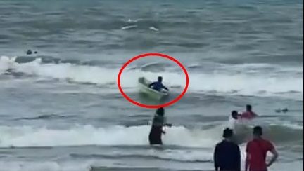 遇女童溺水   14岁少年独自划船救人