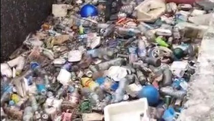 视频 | 巴生州议员寻找“水灾元凶” 惊见保险箱卡“垃圾沟”