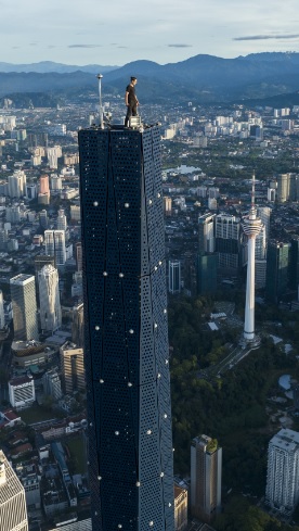 “不怕死”情侣登118摩天大楼塔顶拍照·眼尖网民怀疑造假涉及修图