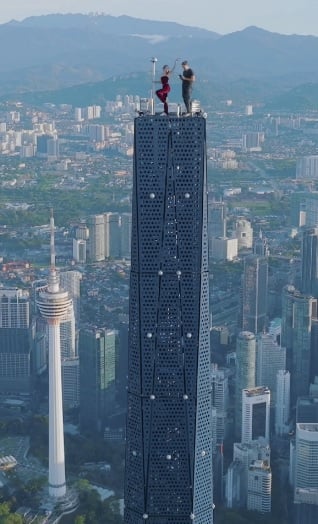 “不怕死”情侣登118摩天大楼塔顶拍照·眼尖网民怀疑造假涉及修图