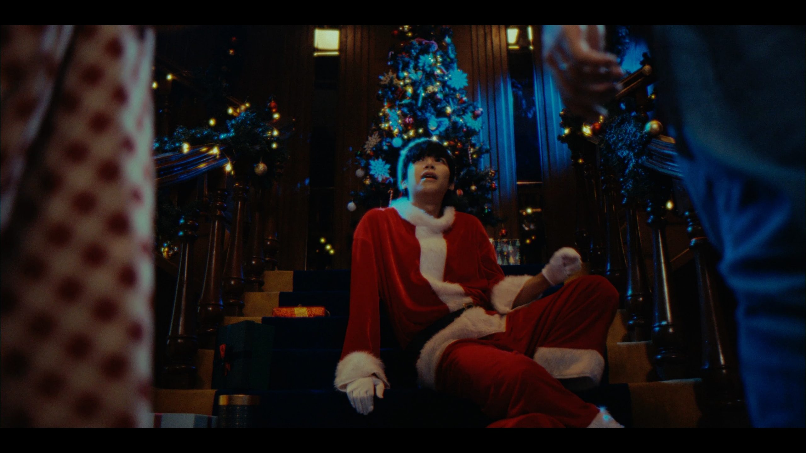 《圣诞老人没上班》MV大玩穿越元素 黄震宇被圣诞老人绑架 