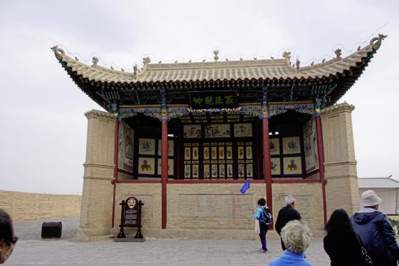 雄关内的戏台和关帝庙。(photo:SinChew)