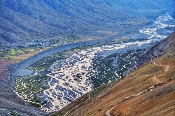 发源自昆尊山脉（Kunzum Range）的斯皮提河，在壮阔的斯皮提山谷蜿蜒流淌后在印藏边界与苏特莱杰河（Sutlej River）汇合；505号公路盘旋在山腰上，一路相随，默默守护着这一条自古以来浇灌着斯皮提山谷的母亲河。(photo:SinChew)