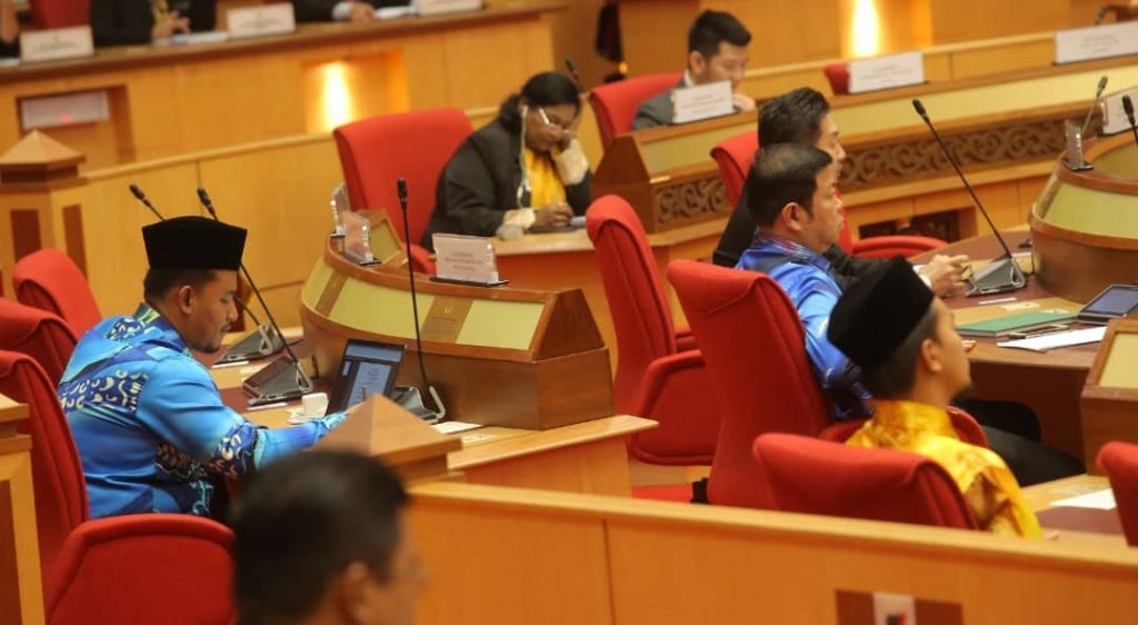 【州议会】／议长提醒议员和官员 穿本地生产的峇迪衣