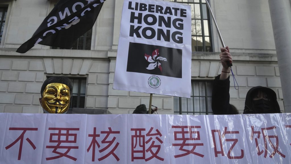 世界人权日全球反中示威  拿白纸呼应中国年轻人抗争