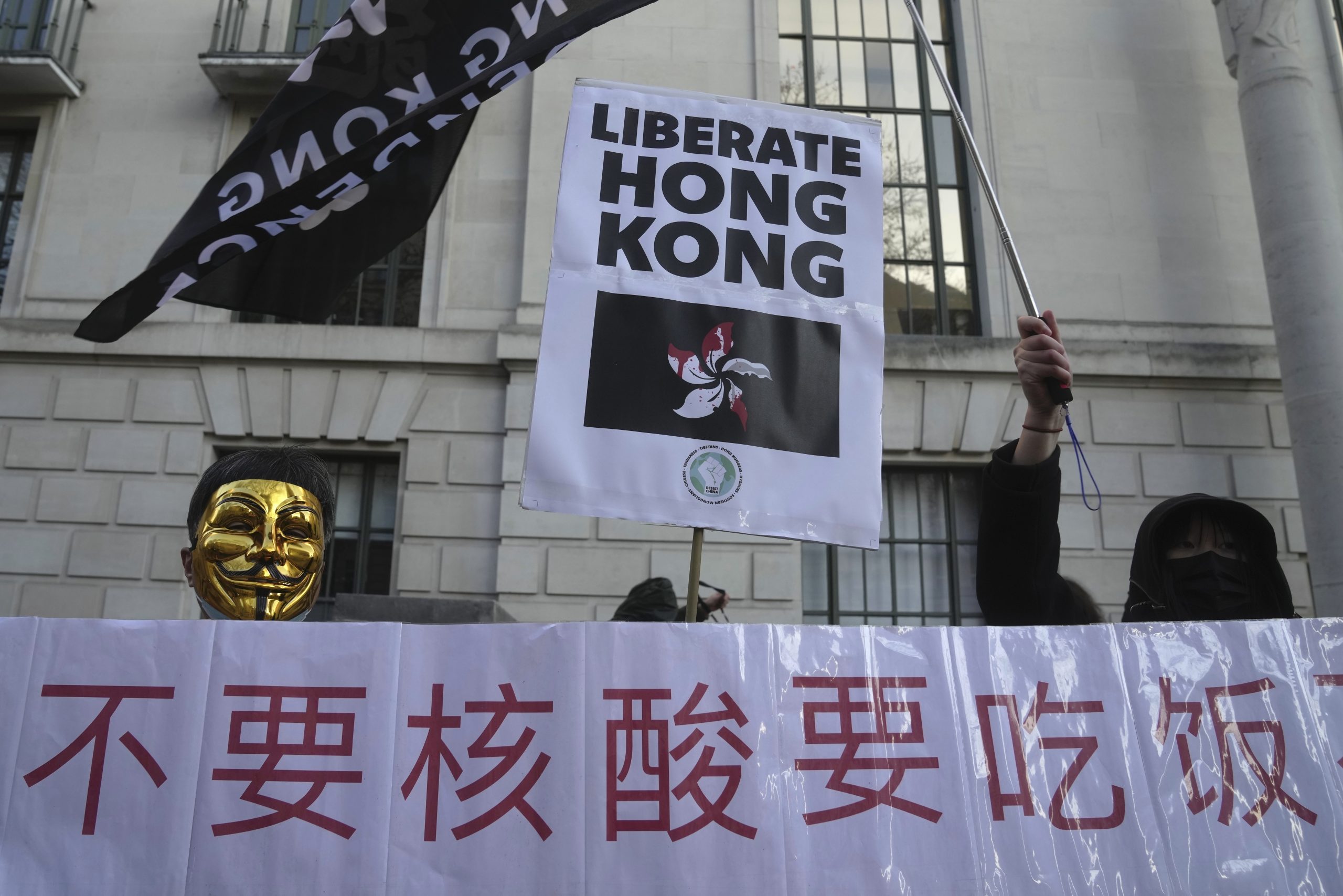世界人权日全球反中示威 拿白纸呼应中国年轻人抗争