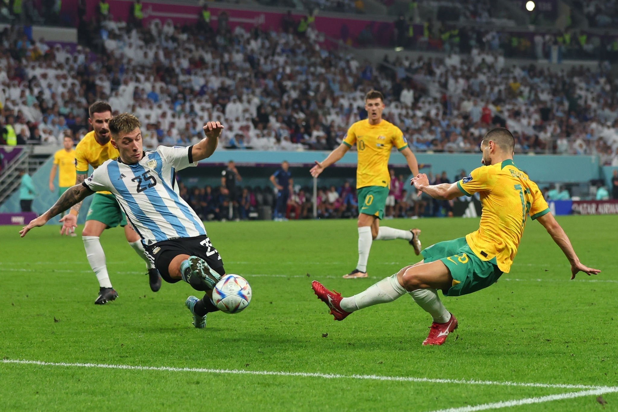 世界杯16强|梅西率队力挫澳洲  “感谢2个马丁内斯拯救阿根廷”