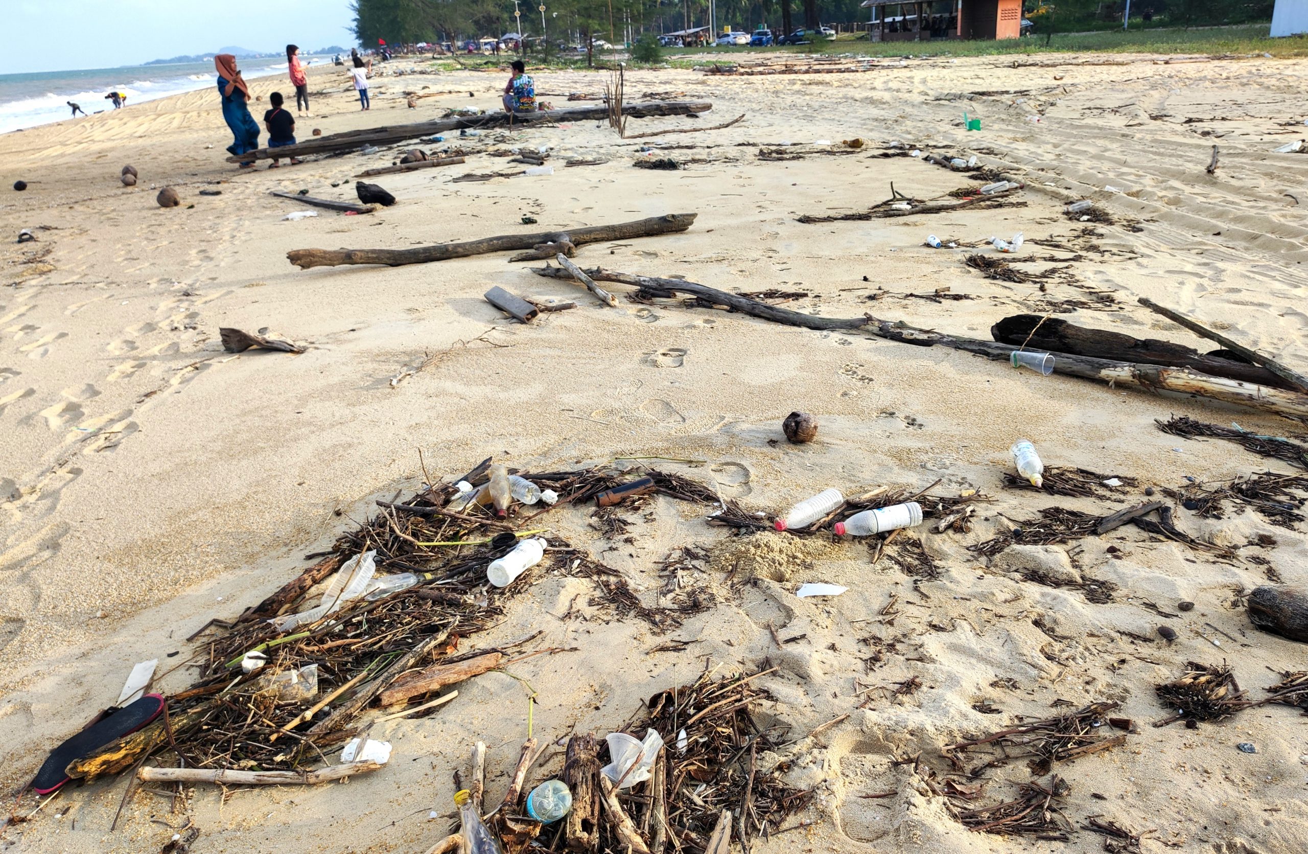 东:东北季候风的登陆导致督峇里海边遍布垃圾。