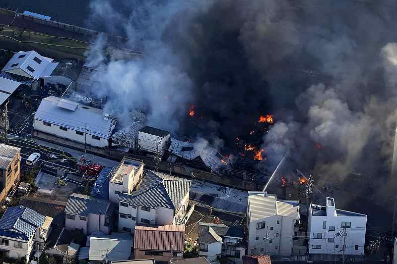 东京“化学工厂大火”狂烧！64辆消防车灌救爆炸声吓坏居民 
