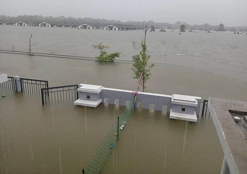 东:洪水来势汹汹，巴西马一户灾黎用保丽龙箱子护送2名孩子逃离灾区！