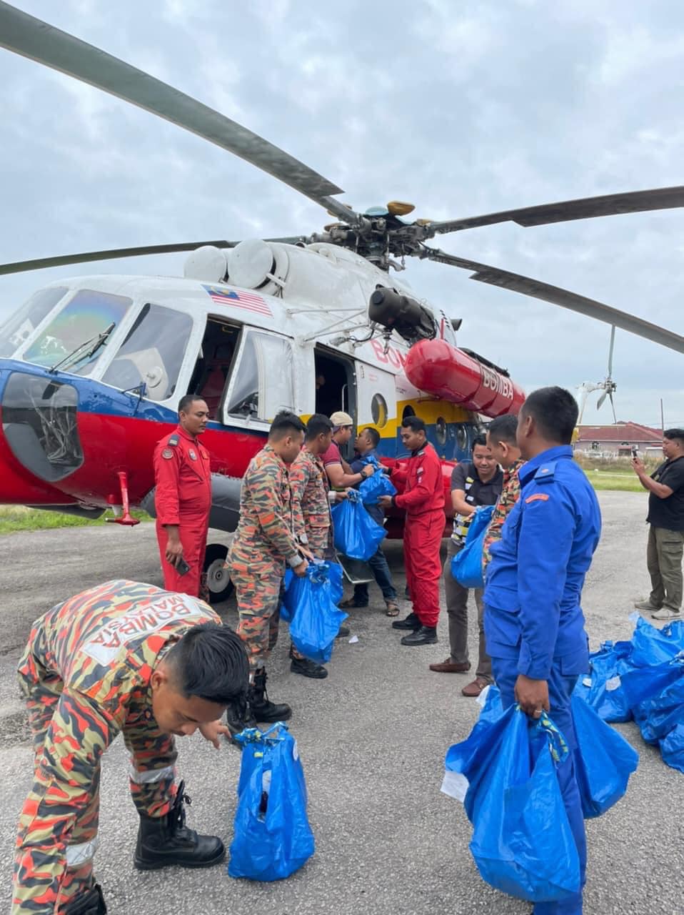 东:消拯局调动3辆直升机送物资给受灾的话望生原村民山区。