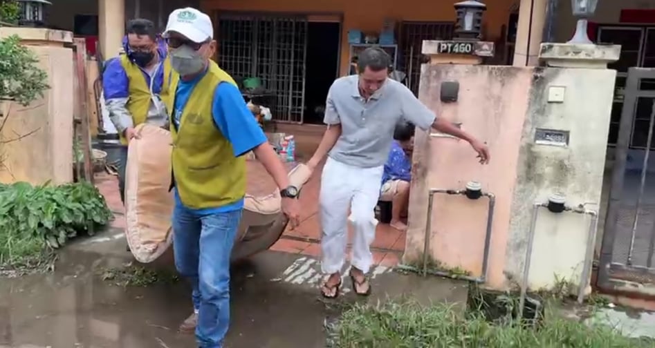 东：吉兰丹慈济志工重返灾区，协助清洗灾黎房子，包括清洗一位独居老人的住家，关怀了大约40灾户。