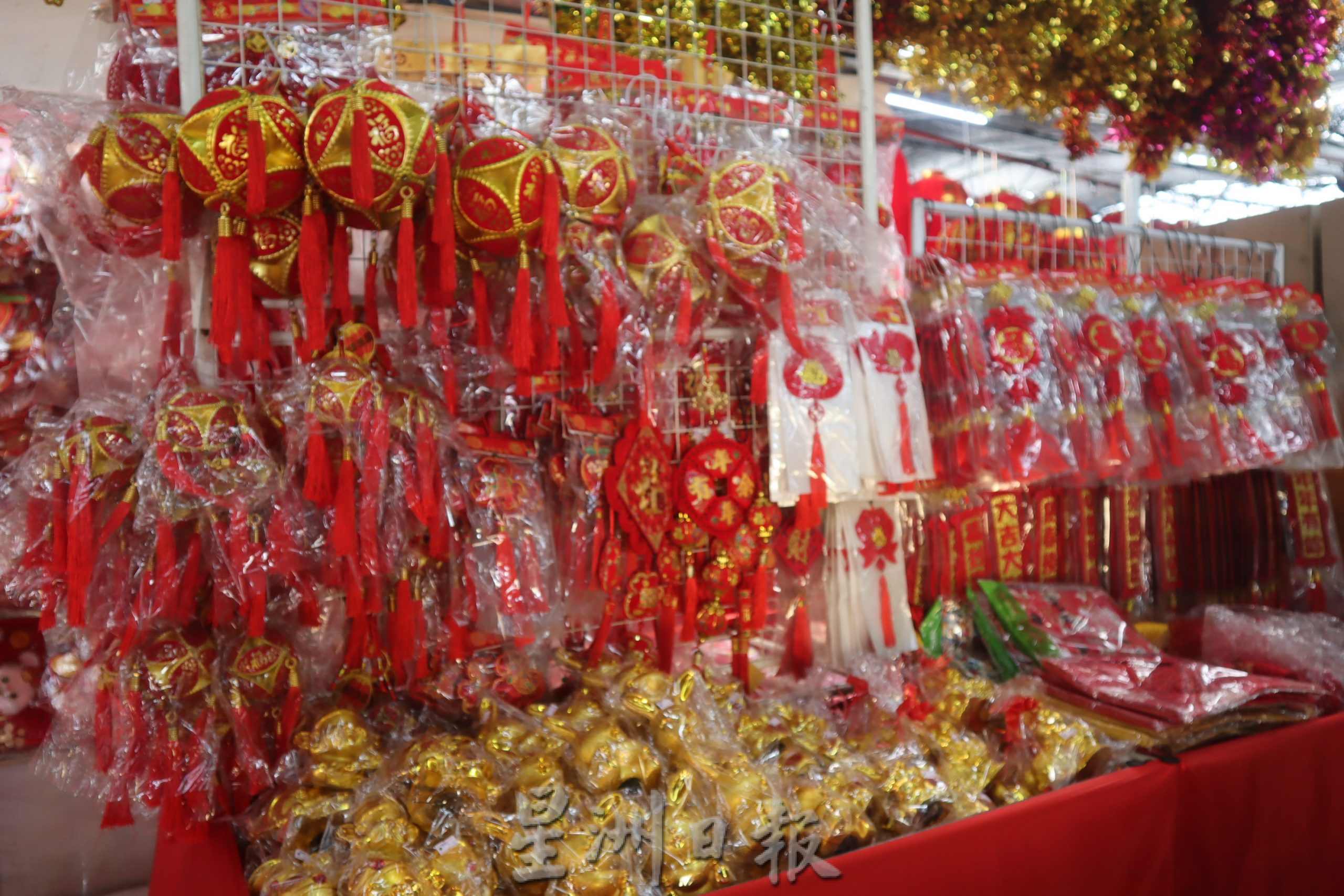 东：圣诞及新春装饰品齐齐上架，红红一片好有佳节气氛！