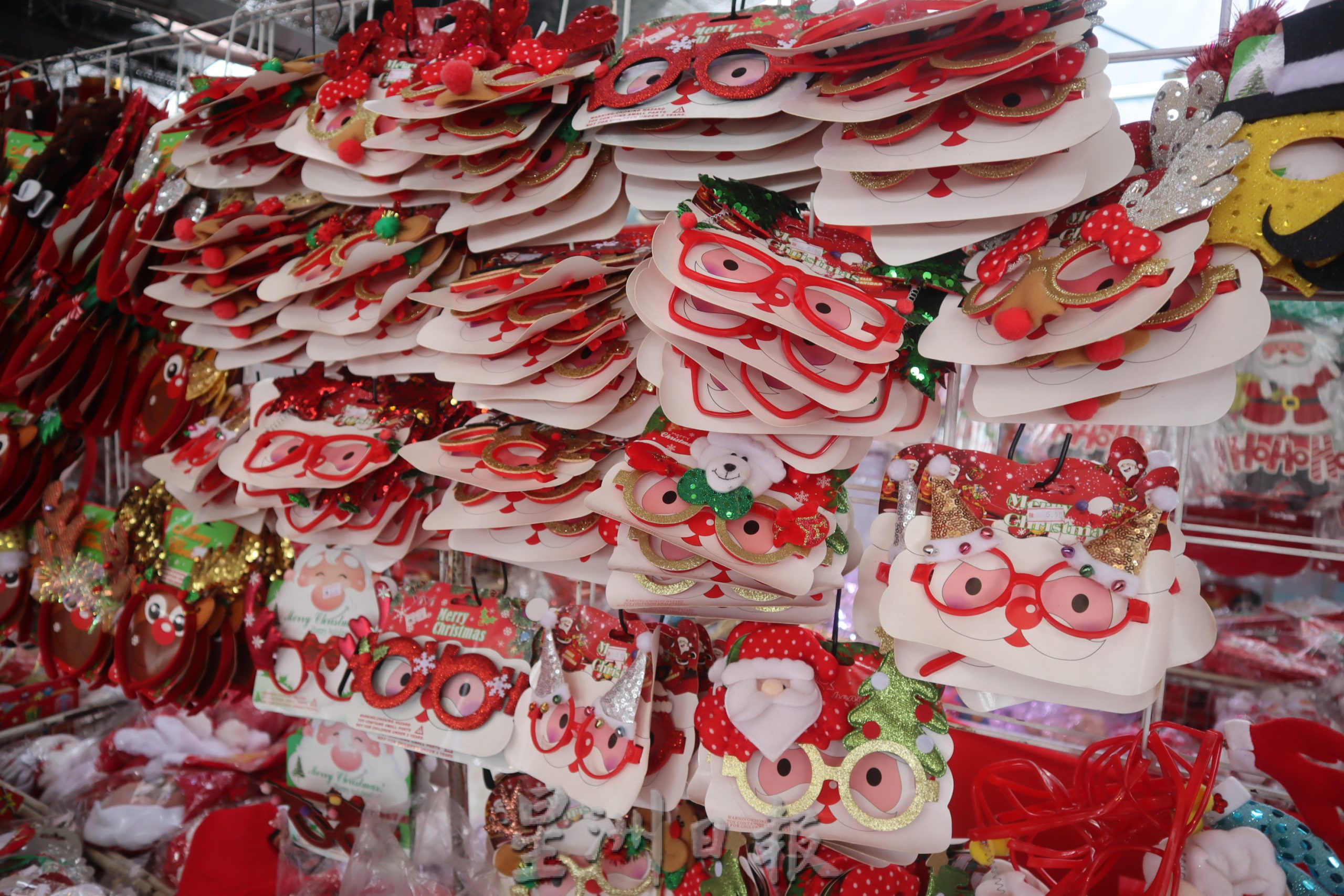东：圣诞及新春装饰品齐齐上架，红红一片好有佳节气氛！