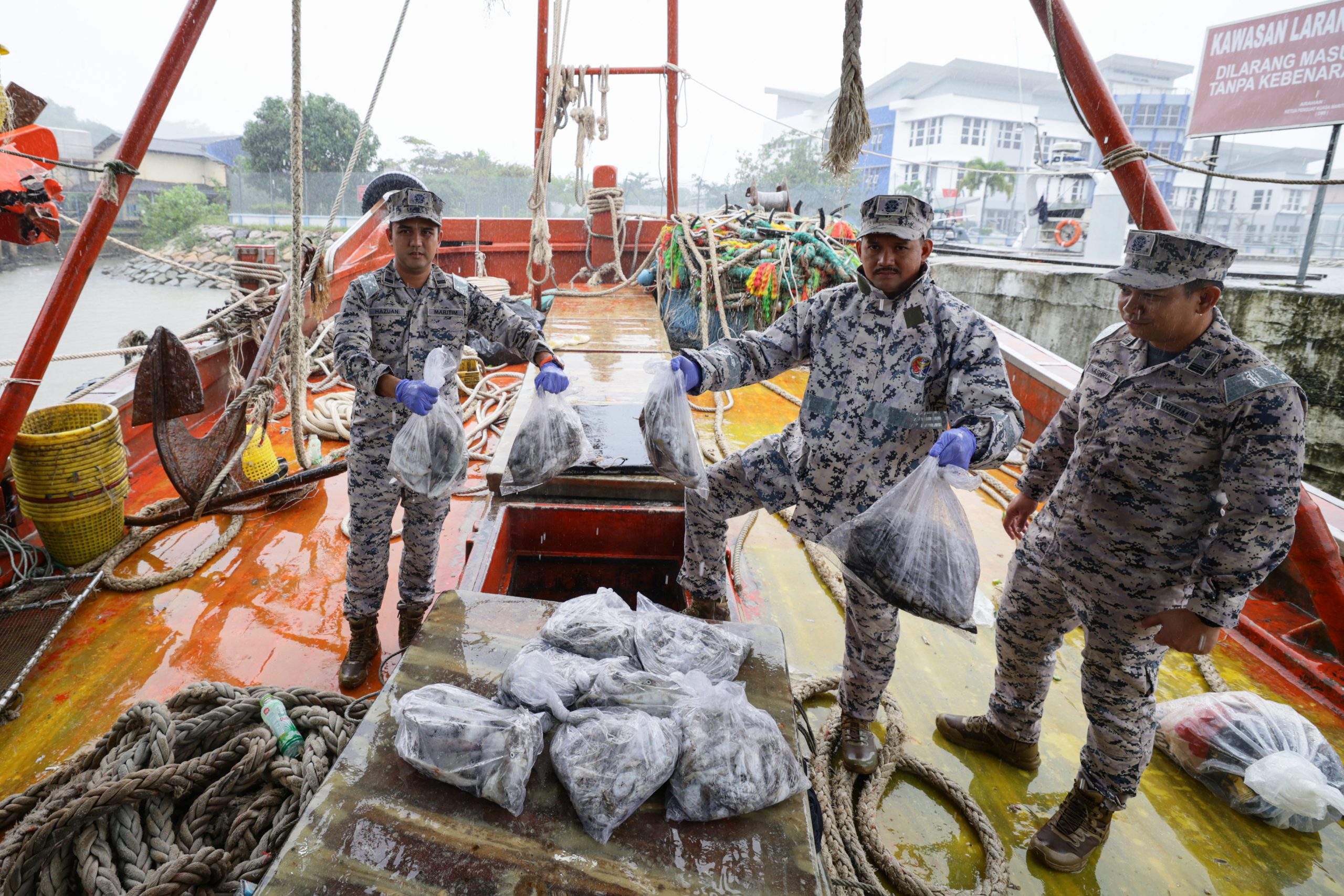 东：大马海事执法机构拦截2艘非法闯入我国海域捕鱼的越南渔船，由于天气恶劣，该机构花了超过35个小时才把2艘外国渔船拖回码头展开调查。