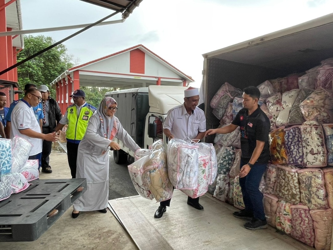 东：彭州政府捐赠价值15万令吉的救济品给登州水灾灾民