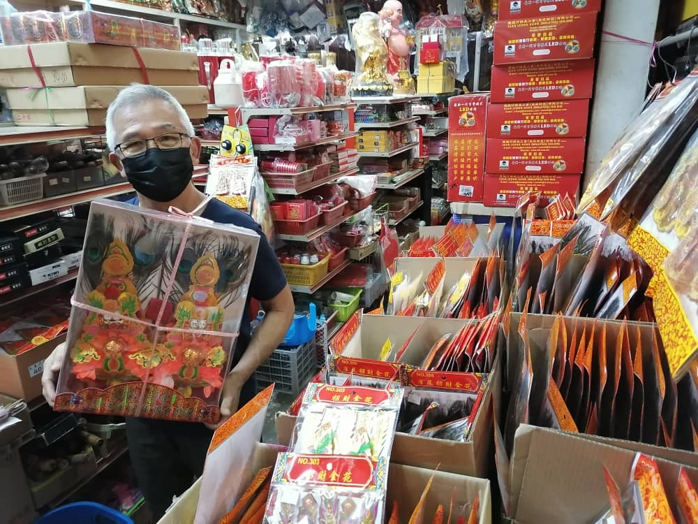 东：担心临春节前金花、布球、龙香断货，神料店业者提早进货应付需求。