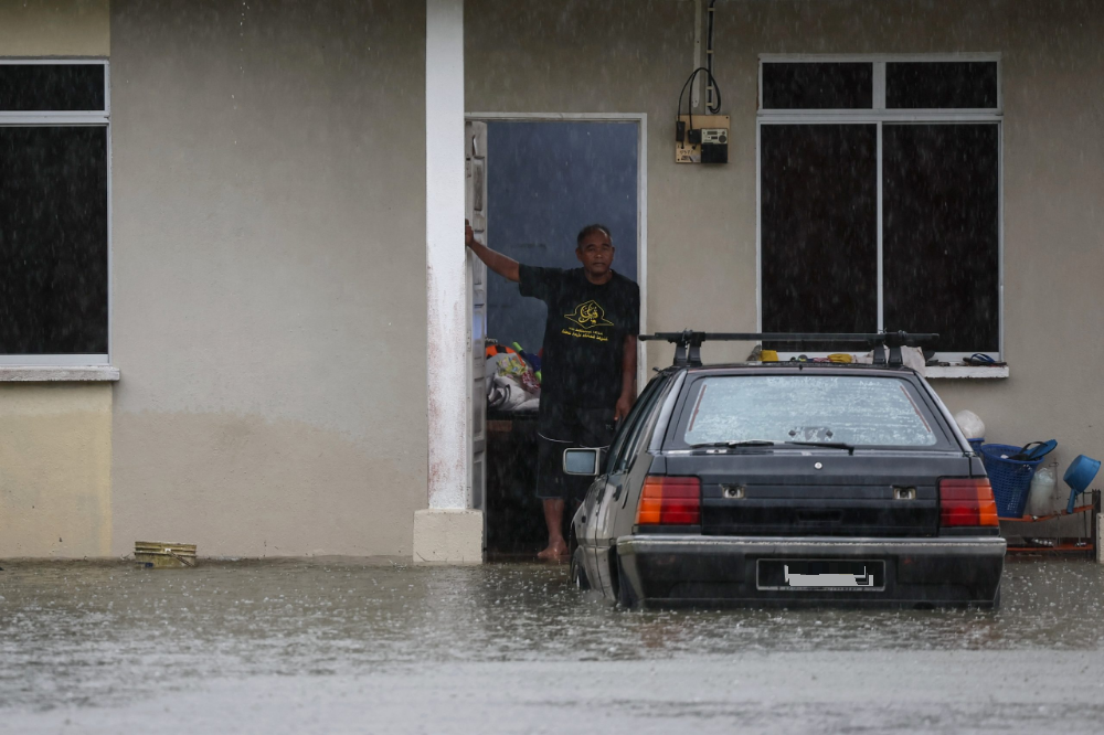 东：持续大雨导致瓜拉登嘉楼的多个县属水位上升，一夜间淹成为水乡。
