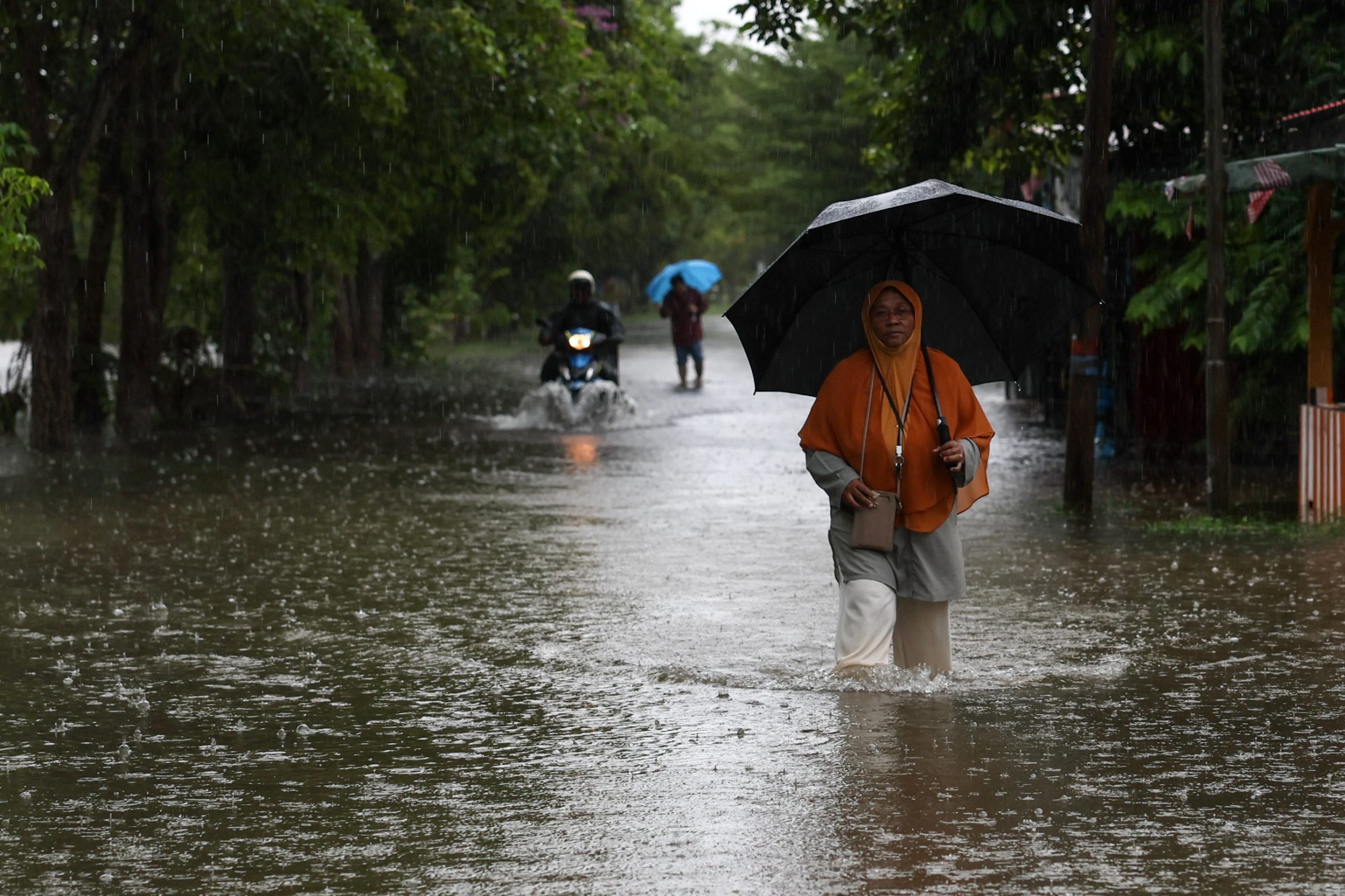 东：持续大雨导致瓜拉登嘉楼的多个县属水位上升，一夜间淹成为水乡。
