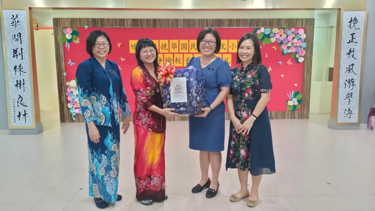 挽华小学校长叶静瑜荣休，全体师生和学校四大机构隆重欢送她，为她34年的杏坛生涯画上完美句点。