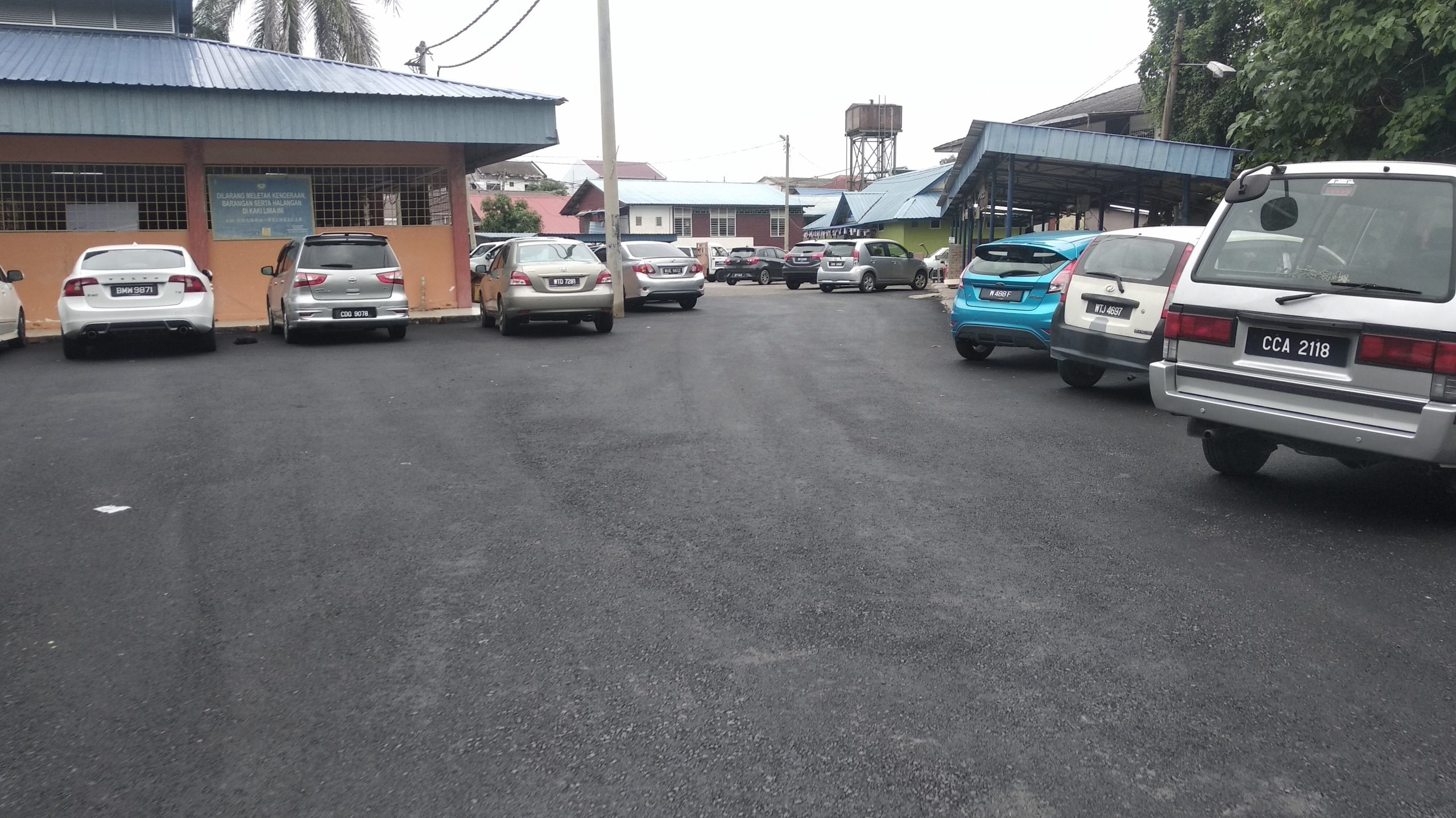 东：文德甲大巴刹范围的道路，日前获得淡马鲁市议会承包商进行铺设沥青和提升工程。