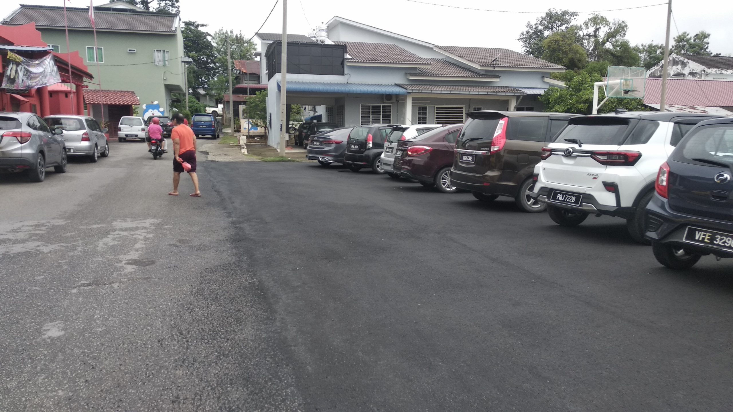 东：文德甲大巴刹范围的道路，日前获得淡马鲁市议会承包商进行铺设沥青和提升工程。