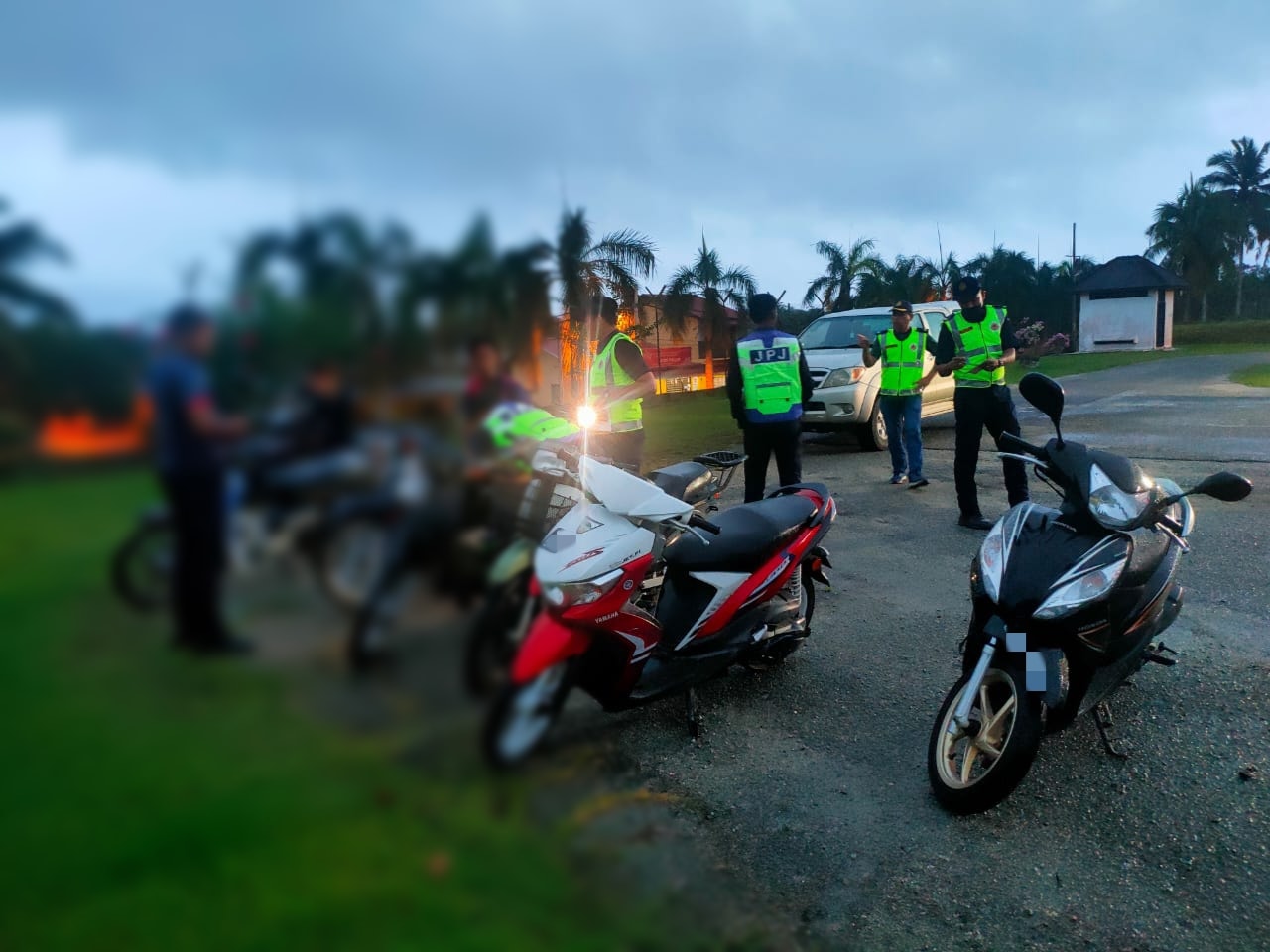 东：未成年无驾照摩托车骑士半夜骑车遭彭陆路交通局取缔，涉及者父母也接获警告。