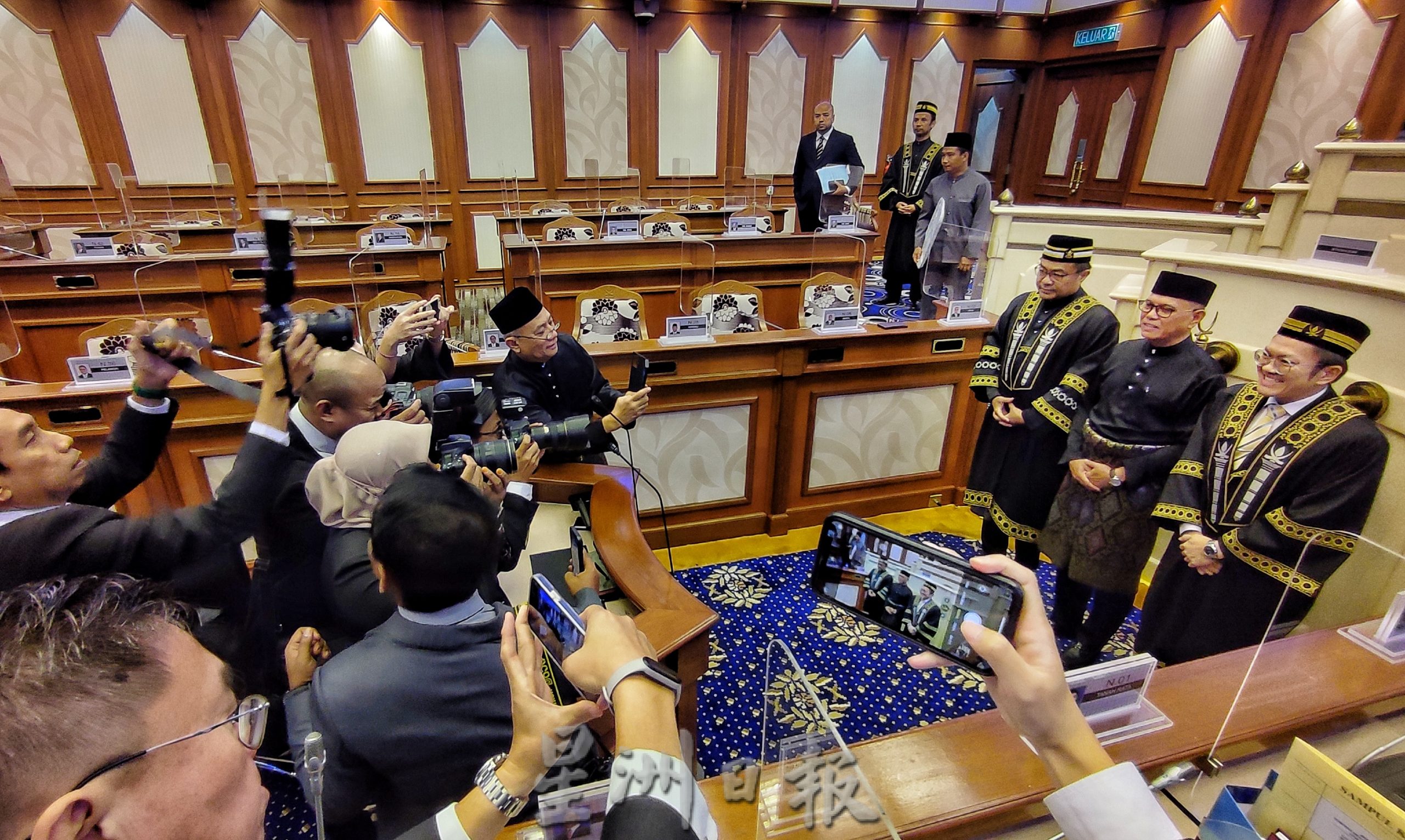 东：沙卡、李政贤出任正副议长，彭州议会42名州议员宣誓就任。 