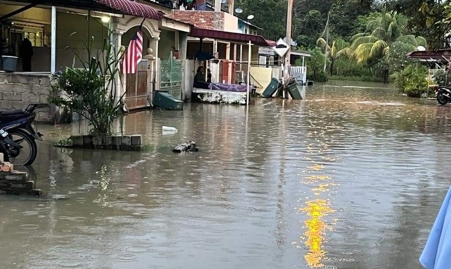 东：淡马鲁区国会议员莎拉米亚指出，文德甲一些之前被水淹低洼和甘榜地区虽然已逐渐退水，但是，雨天仍然不断随时会再度引发水患。