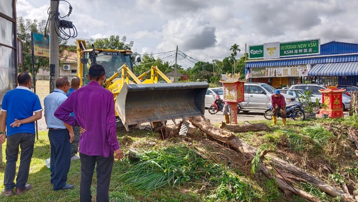 东：淡马鲁县水利灌溉局和阿南弗拉清洁公司，协助清理文德甲柏格里灵路大水沟，疏通当地排水系统。