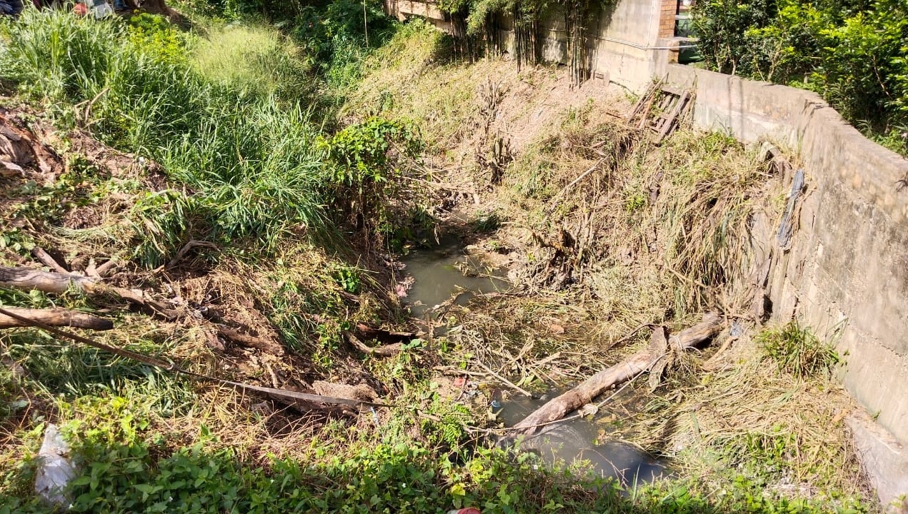 东：淡马鲁县水利灌溉局和阿南弗拉清洁公司，协助清理文德甲柏格里灵路大水沟，疏通当地排水系统。
