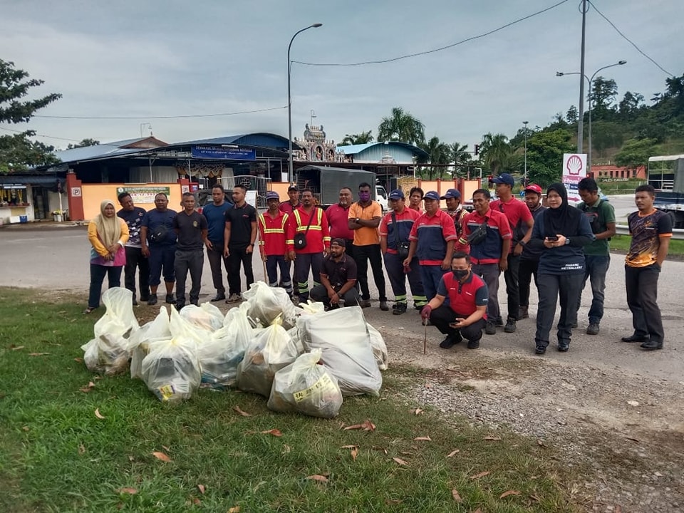 淡马鲁市议会等机构环保健行捡拾垃圾