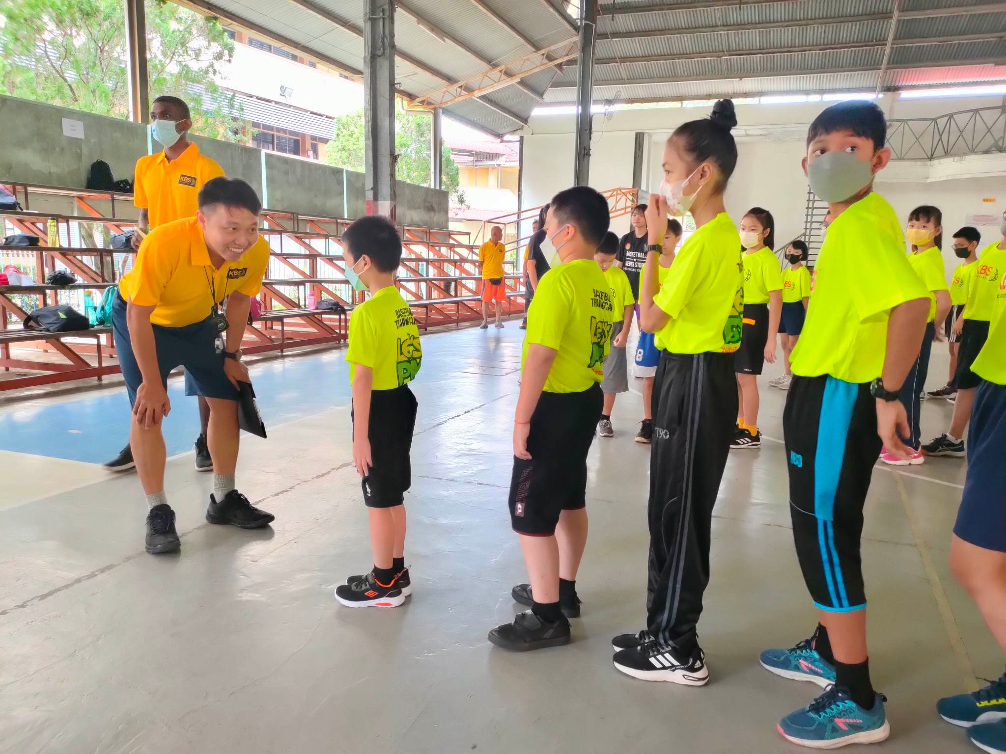 东：由吉兰丹州前篮球国手和州手创立的“KBS篮球学院”，今天在哥市中正华小举办“篮球基本训练营”，反应热烈。