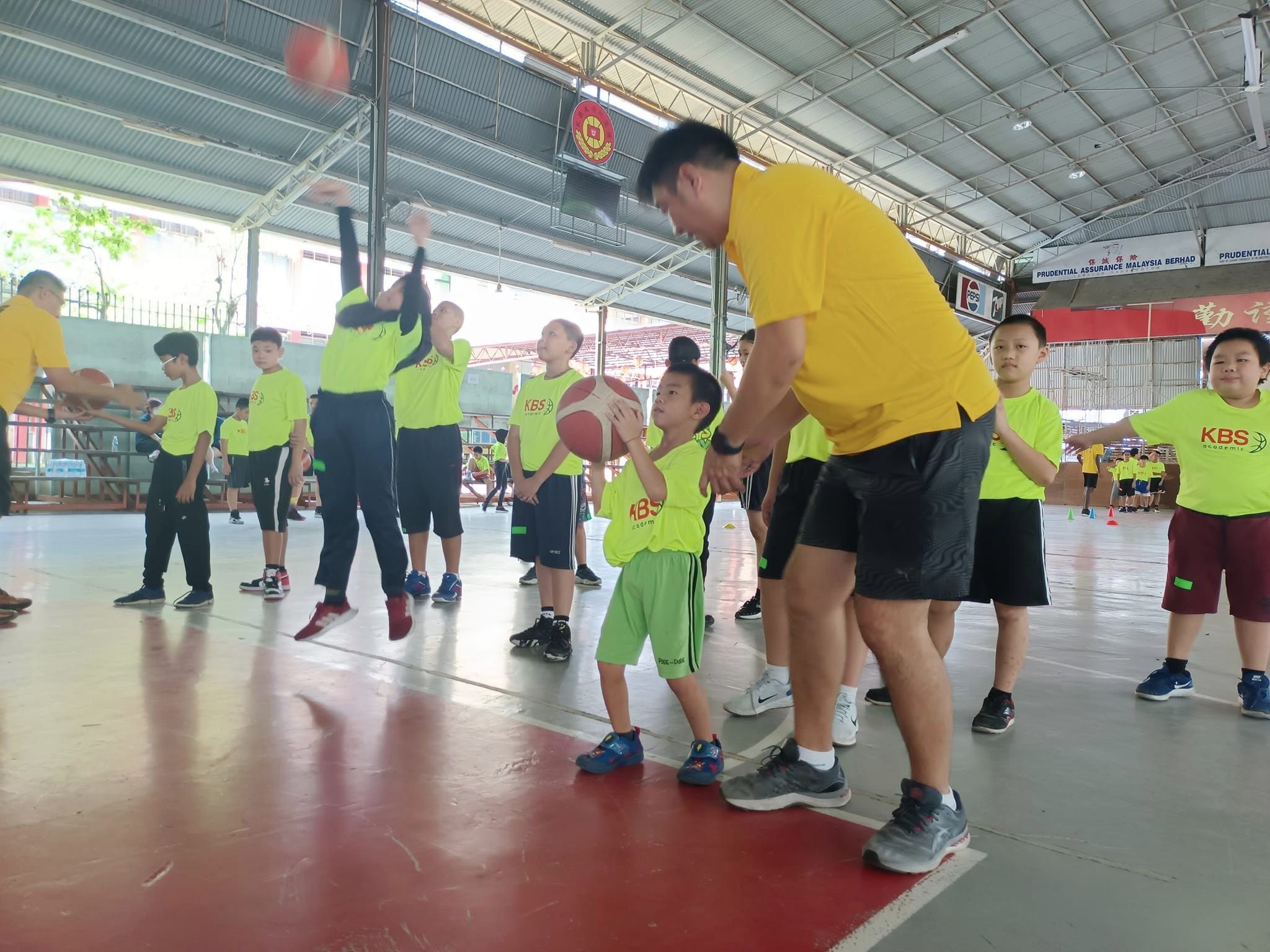 东：由吉兰丹州前篮球国手和州手创立的“KBS篮球学院”，今天在哥市中正华小举办“篮球基本训练营”，反应热烈。