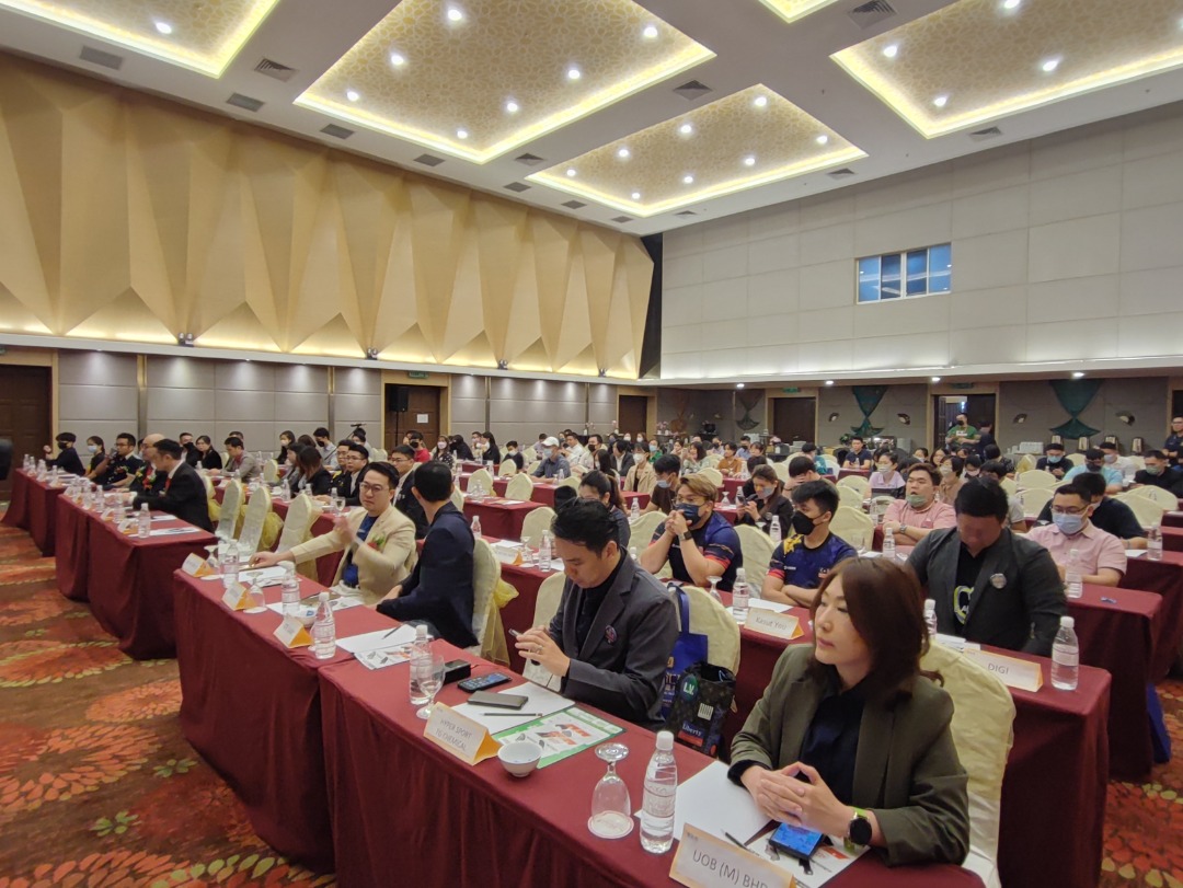 东：登嘉楼中华总商会署理会长颜林茂鼓励年轻企业家善用中总青商团平台，获取来自各相关政府部门的第一手资料。