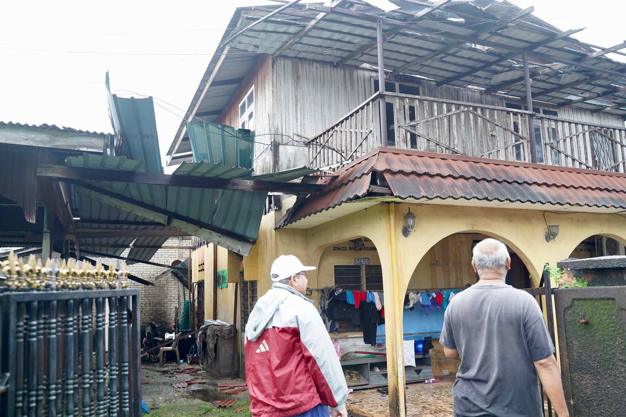 东：米昔拉甘榜双溪加浪6店屋风雨下被毁