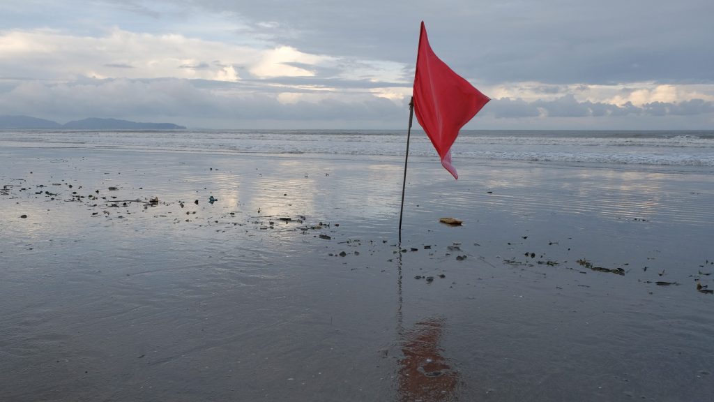 雨季士拔海风高浪大   插红旗 禁靠近海滩