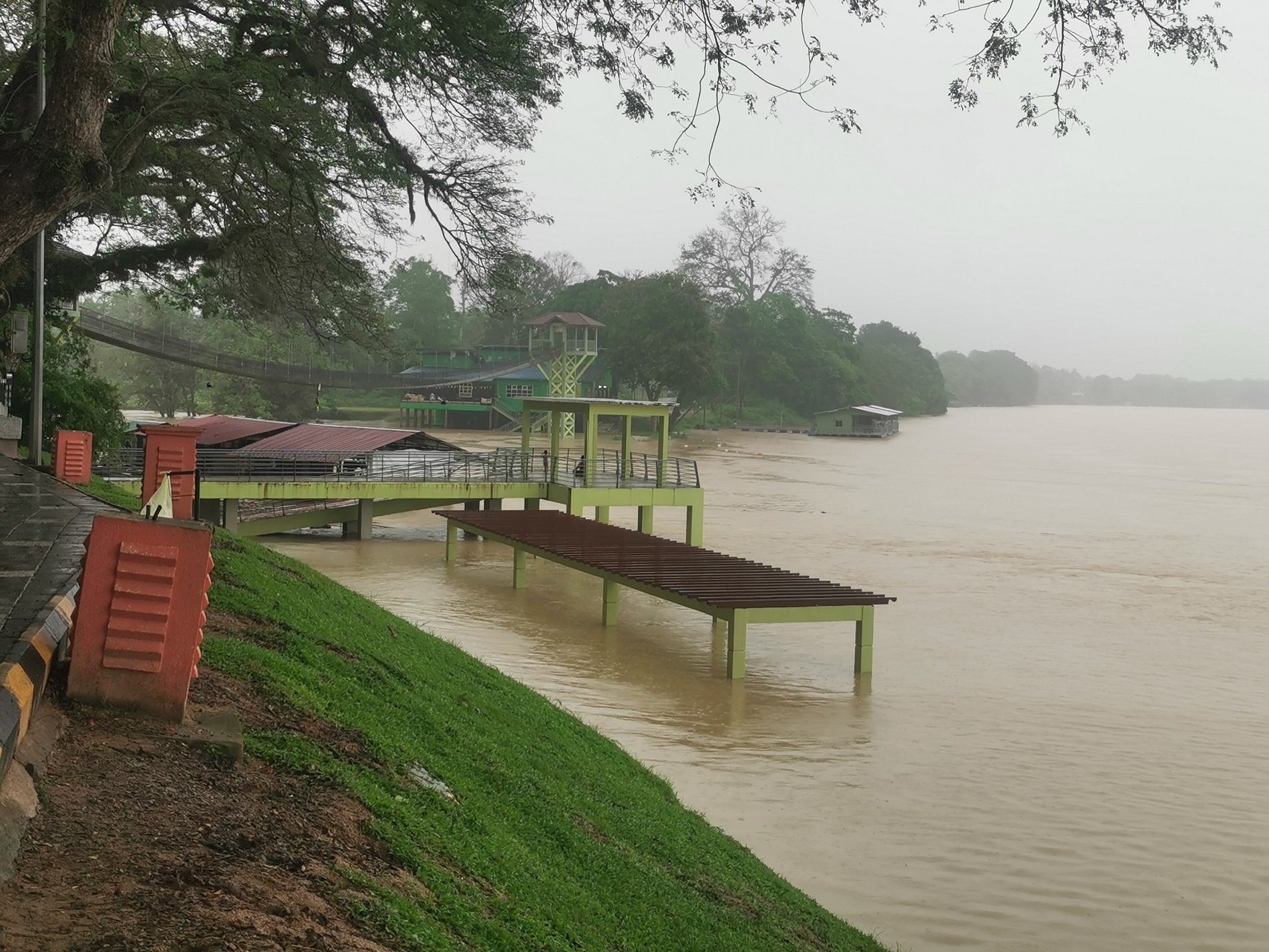 东：连日的雨水，位于淡马鲁的彭亨河河水水位高涨，河畔的休闲公园开始被河水覆盖。