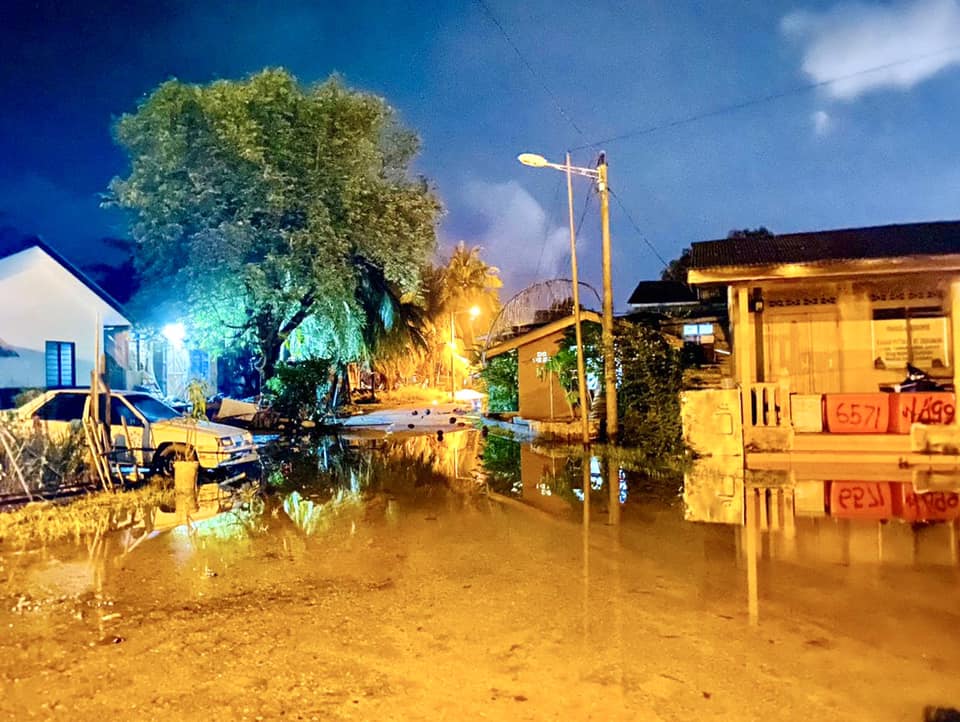 东：防范水灾发生，警方及救援队伍沿海地区午夜观察大涨潮情况。