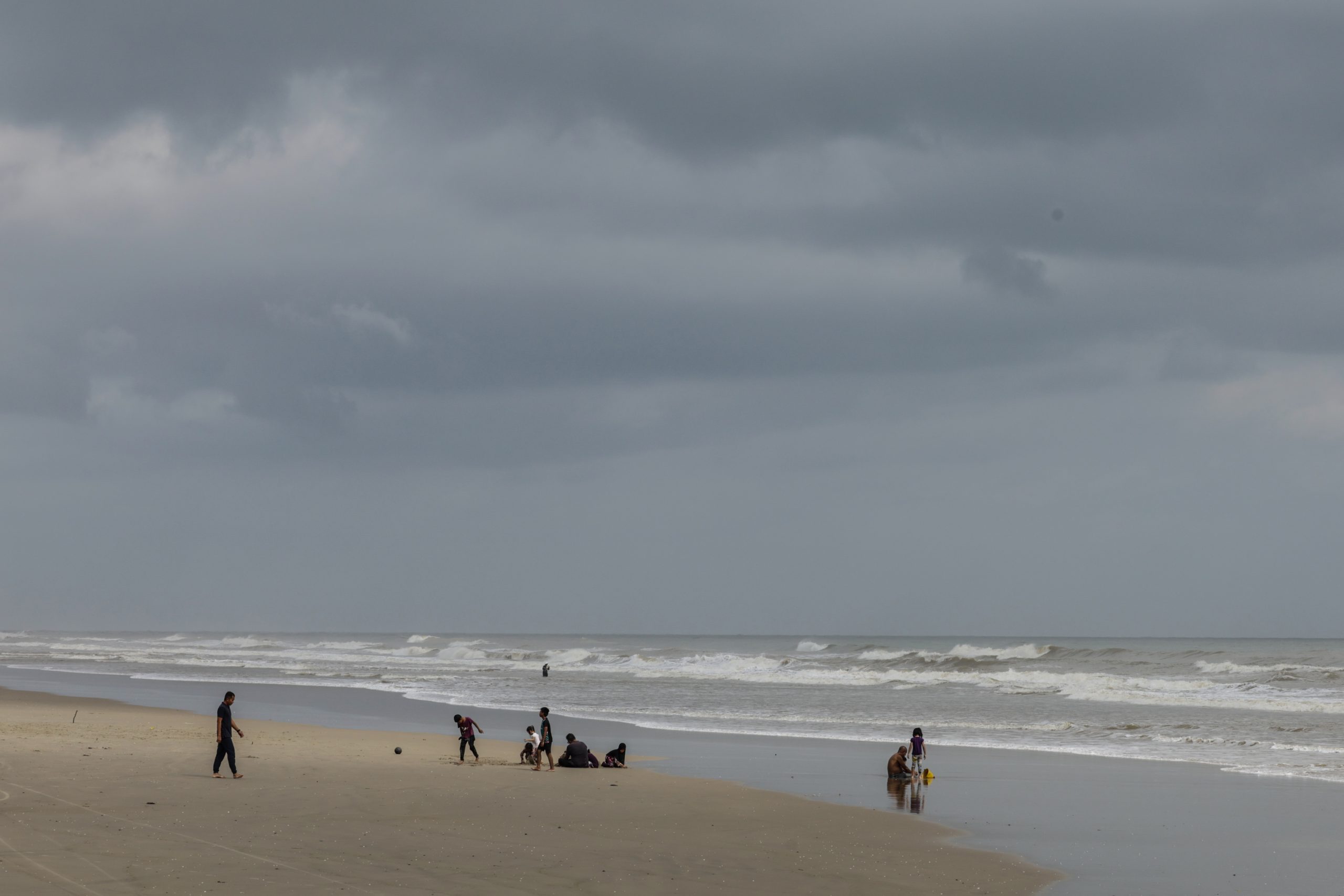 东：雨季已到，海滩已竖红旗，游客受促谨慎游玩。