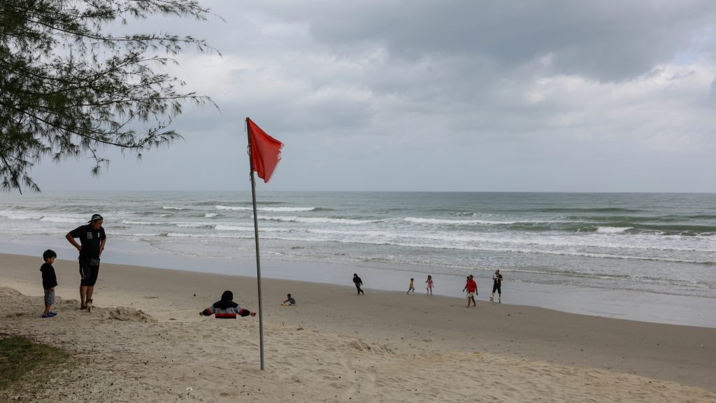 雨季警惕游客小心  登海滩竖红旗勿戏水