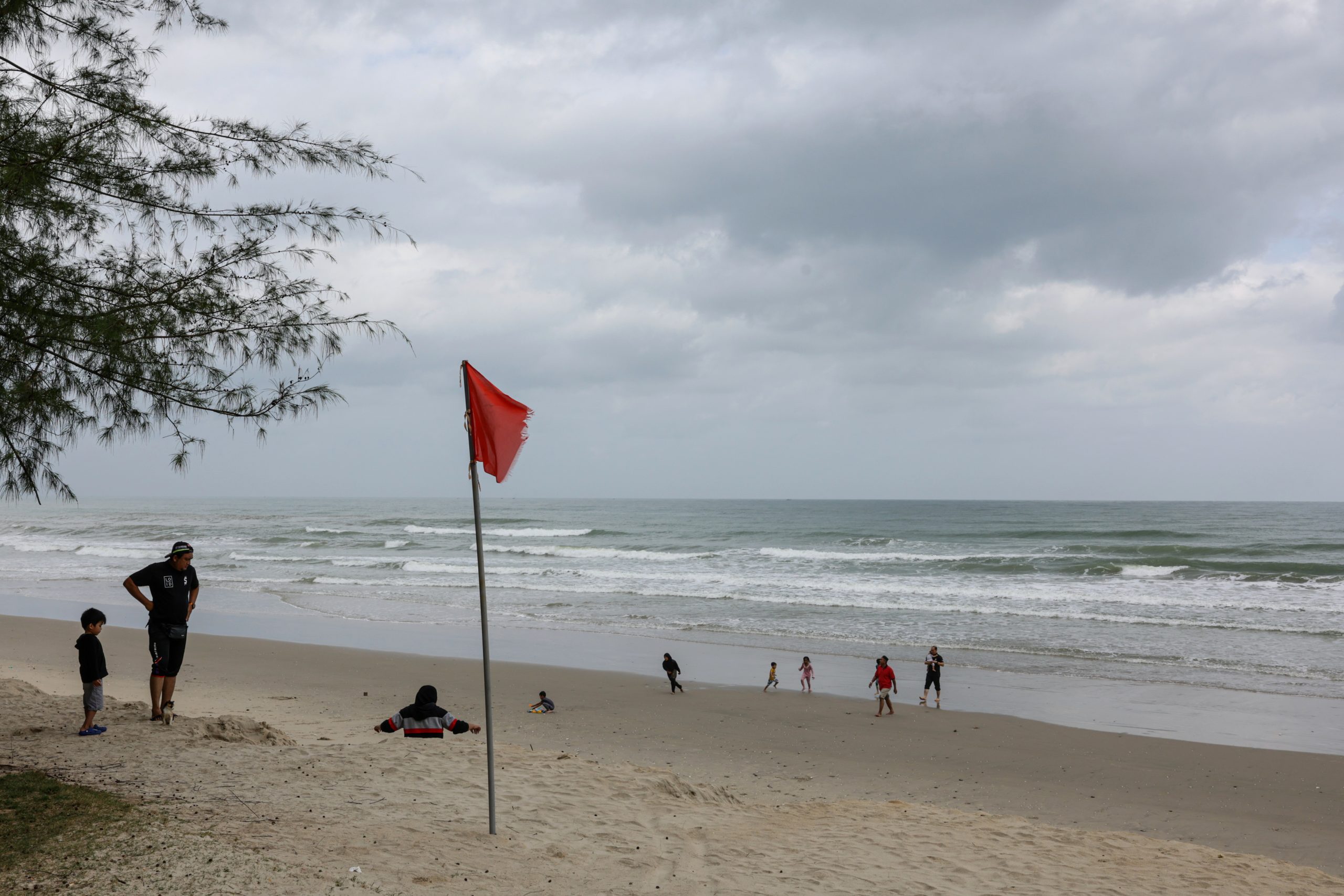 东：雨季已到，海滩已竖红旗，游客受促谨慎游玩。