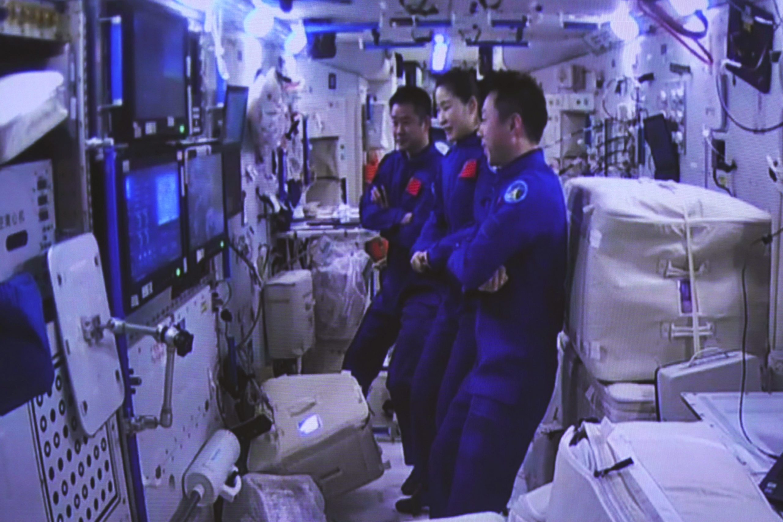 中国太空人乘组完成首次在轨交接 神十四乘组星期日返回地球
