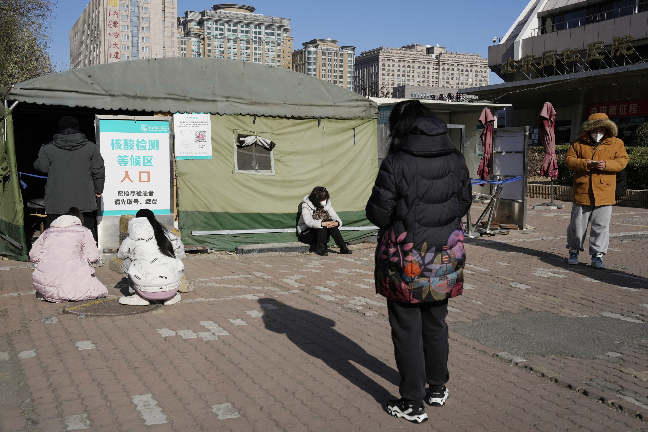 中国放宽限制  民众既欢迎又谨慎  心态很纠结  有居民抢购了可吃一年的药